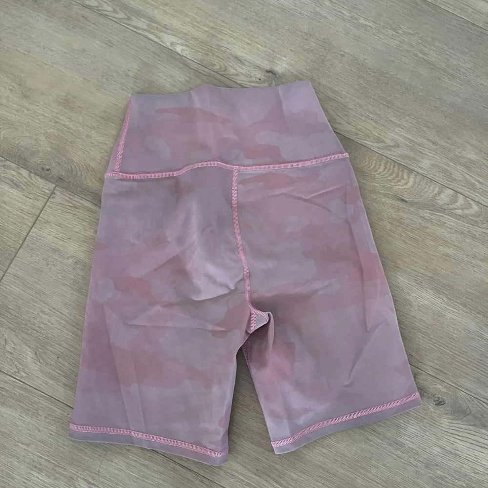 ALO HIGH-WAIST VAPOR SHORT - PINK‎ CAMOUFLAGE Small